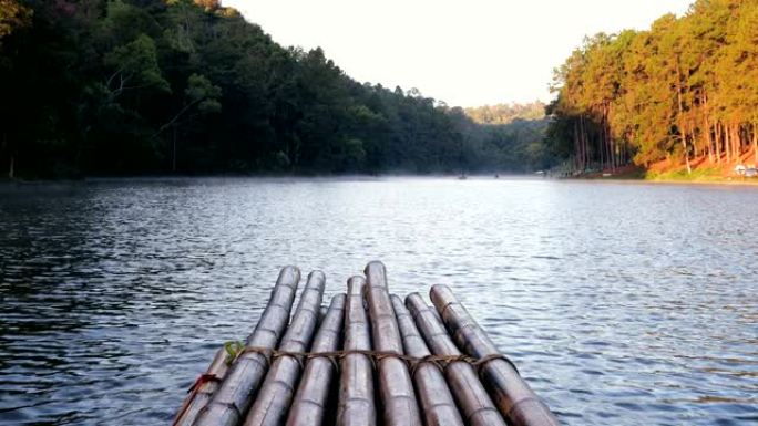 泰国湄宏顺庞洞 (庞塘水库) 湖上的竹筏。湖边度假。