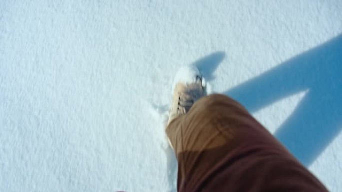 徒步旅行鞋POV在雪地上行走冬季徒步旅行