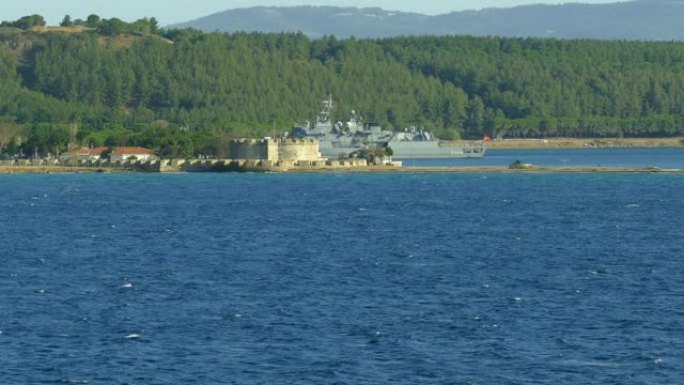 旧堡垒和达达尼尔海峡的一艘军舰