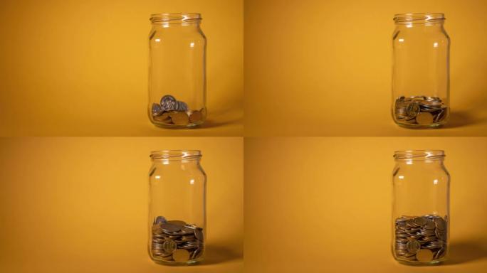 玻璃瓶中的钱币不断增长