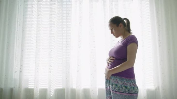 孕妇在卧室里宫缩。做呼吸练习。