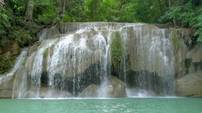 泰国北碧府著名旅游胜地国家公园的四面湾瀑布二级。