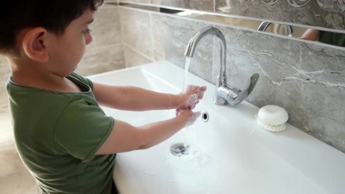 3岁的男婴在浴室用肥皂洗手