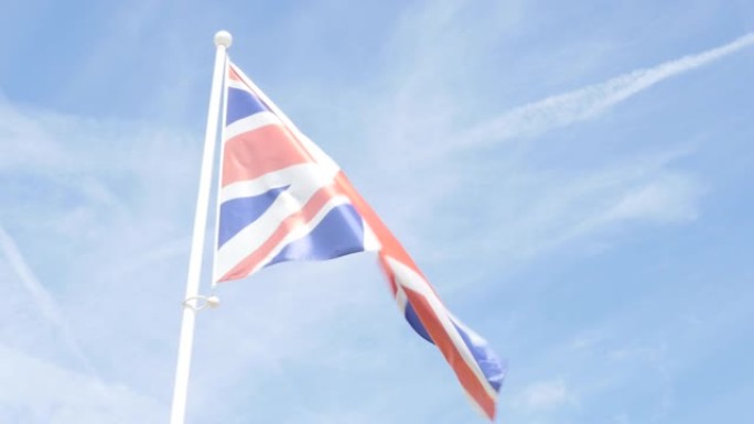在4K蓝天前挥舞着英国著名的条纹旗