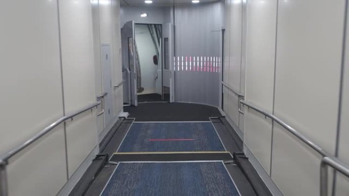 Jetway，在地毯上走向飞机，看到飞机门。透视飞行器走廊。