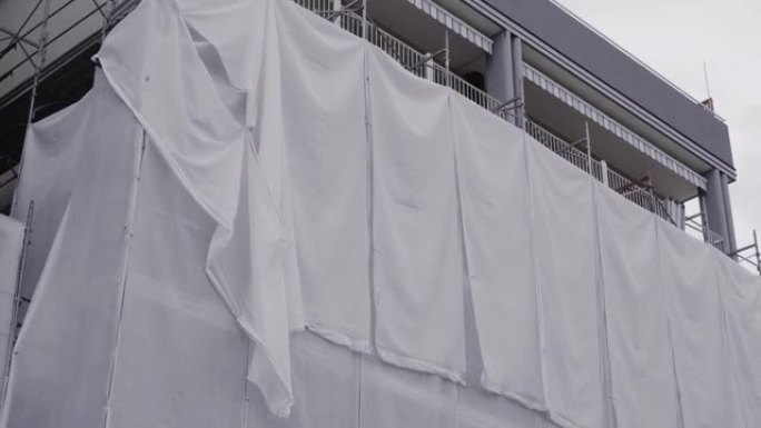 当地城市建筑装修覆盖白色织物