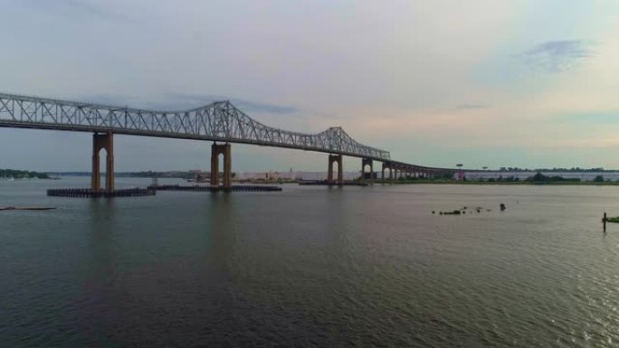 横跨亚瑟·基尔 (Arthur Kill) 的Outerbridge过桥正在连接史坦顿岛，纽约和新泽
