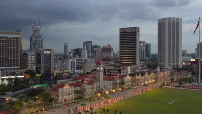 黄昏时分的灯光吉隆坡城著名的宫殿交通街道大型建筑空中全景4k马来西亚