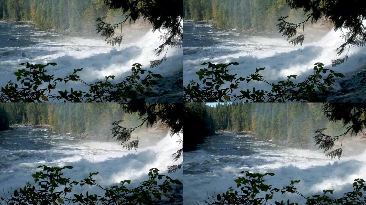 Helmcken Falls，加拿大不列颠哥伦比亚省威尔斯格雷省立公园最著名的瀑布