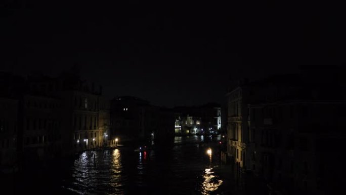 威尼斯运河上的雷雨，夜景。