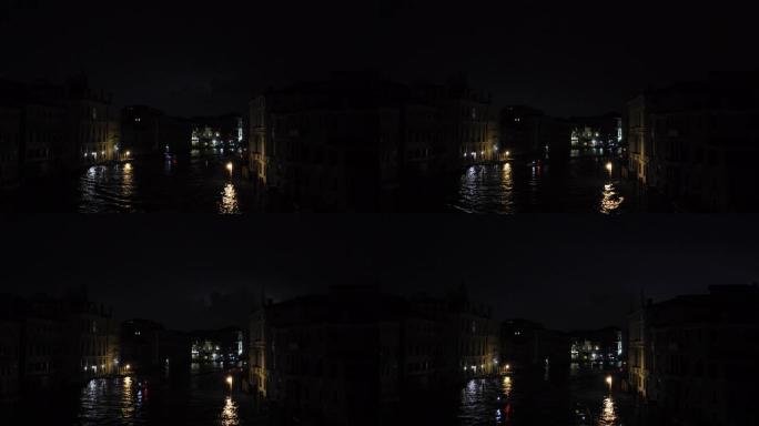 威尼斯运河上的雷雨，夜景。