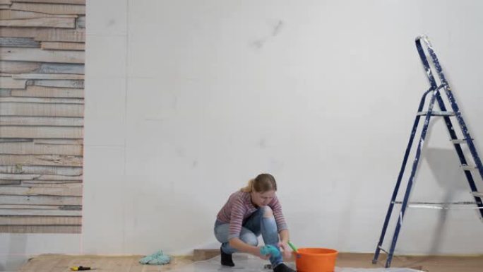 公寓维修和装修。女人把照片壁纸粘在墙上。加速视频