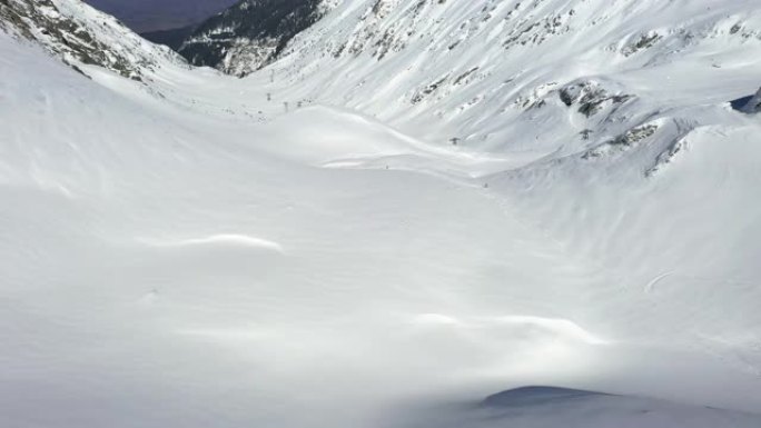 滑雪登山者在滑雪巡回赛和登山比赛中竞争