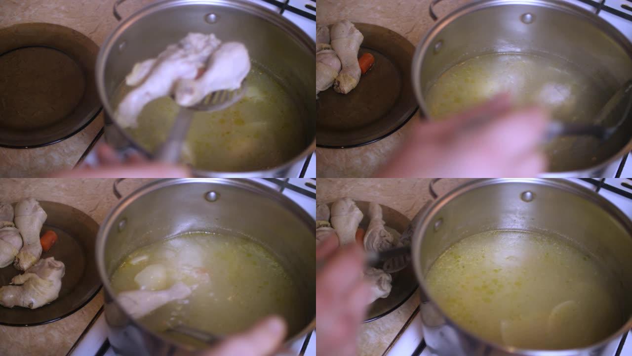 将鸡肉从肉汤中取出