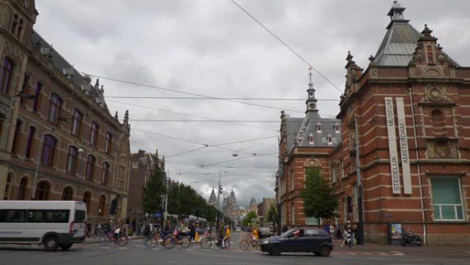多云的一天阿姆斯特丹市中心交通街十字路口慢动作全景4k荷兰