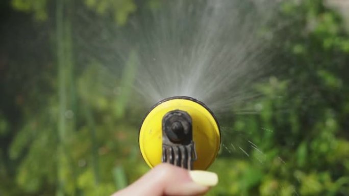 用喷枪洒水。给花园浇水