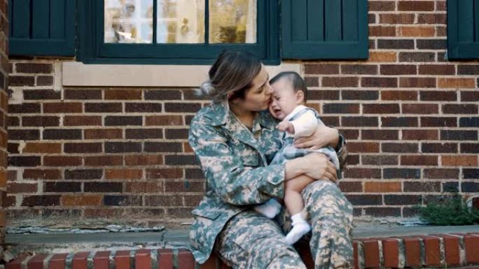 女士兵安慰她哭泣的女婴