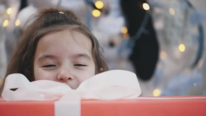 超级兴奋的小女孩的剪辑视频，打算打开她的圣诞礼物。