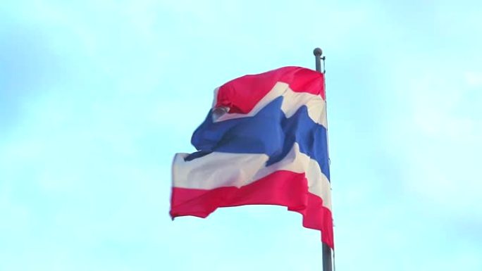 泰国国旗随风挥舞，红色是民族，白色是宗教，蓝色是君主