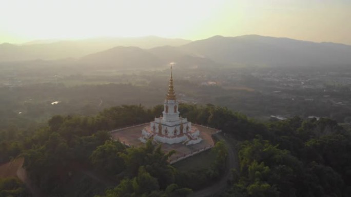 4k空中无人机在山顶上绕着泰国佛教寺庙塔缓慢飞行，亚洲旅行之旅，信徒冥想因果报应天堂，平静的和平顶视