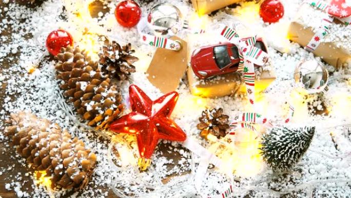 圣诞节和新年背景与玩具车礼物与丝带。球、松果和雪地上的不同装饰。