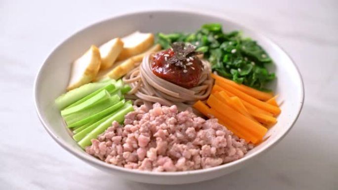 韩国辣冷面-bibim makguksu或bibim guksu-韩国美食风格