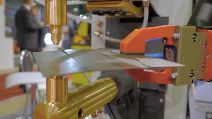 具有未来派机器人夹臂的全自动点焊机