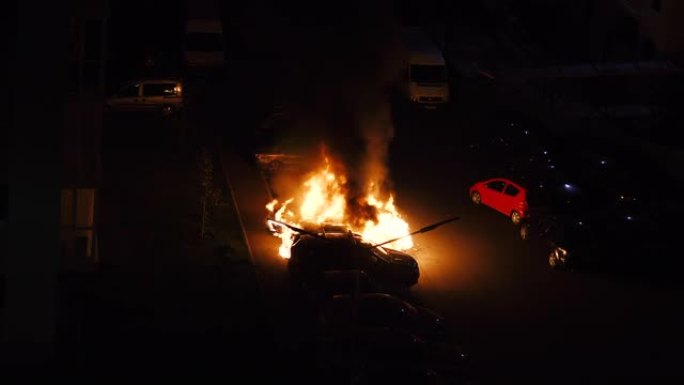 火灾。汽车在停车场着火了。