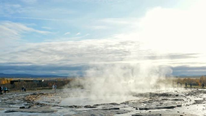 慢动作，冰岛的热间歇泉爆炸