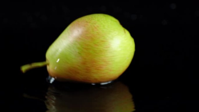新鲜的梨在桌子上旋转。