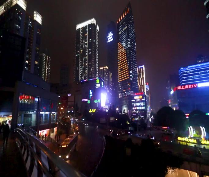 夜晚的城市形象 在城市街道上行驶的汽车 一张城市建筑物图片