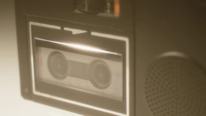 微型盒式录音机滚动的老式电影效果镜头