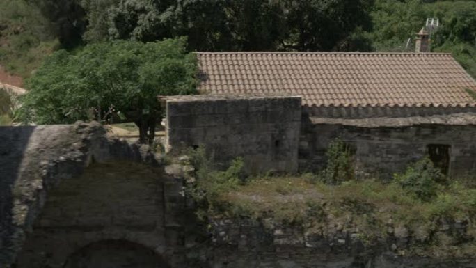 空中Esglesia Sant Pere Fermi无人机教堂石头旧废墟废弃的古代宗教欧洲荒凉的中世