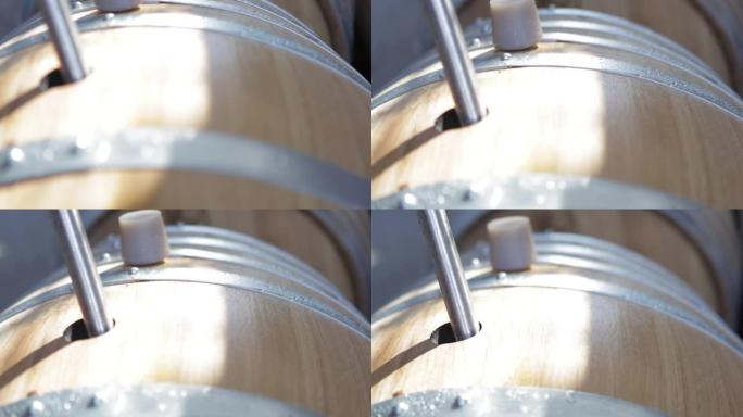 在葡萄园-用葡萄酒装满橡木桶