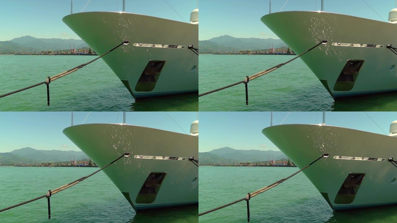停泊在港口的一艘超白游艇的特写镜头。