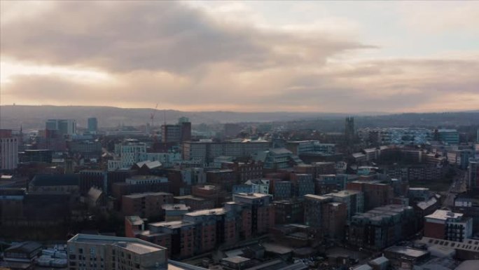 在2019年12月寒冷的早晨，谢菲尔德市中心的鸟瞰图