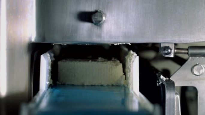 奶酪生产工厂奶酪生产的传送带技术。奶酪包装过程的输送线