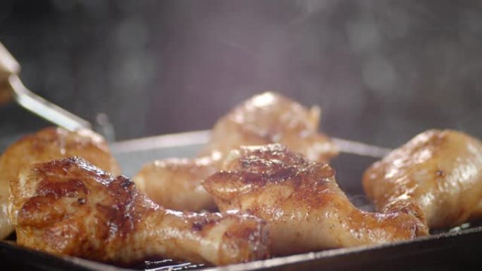 用热蒸汽在煎锅里炸鸡鸡腿。