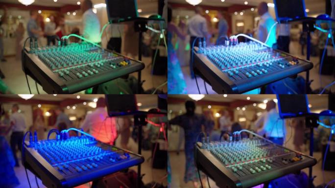 豪华餐厅的DJ音乐控制台，有组织的舞会，带有闪烁的七彩灯的dj声音控制。霓虹灯照明娱乐派对，人们夜生