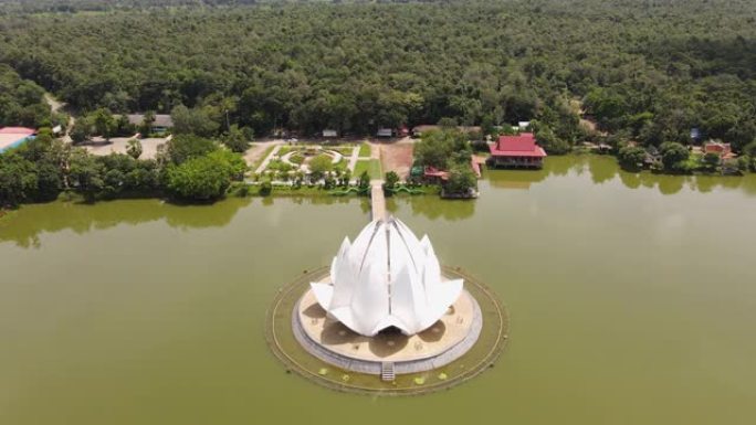 泰国乌东他尼省桑蒂瓦纳兰 (Wat Santiwanaram) 美丽的白色教堂的鸟瞰图。