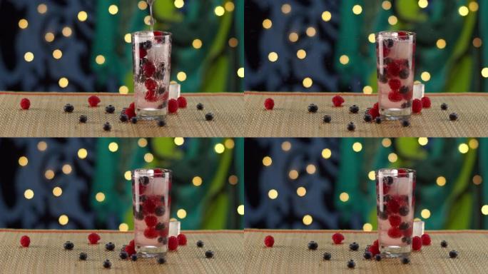 热带浆果饮料倒入冰