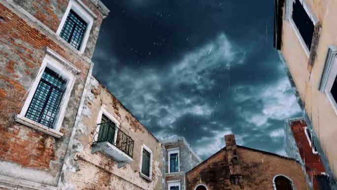 在多雨的天空背景下，威尼斯洪水期间的古建筑