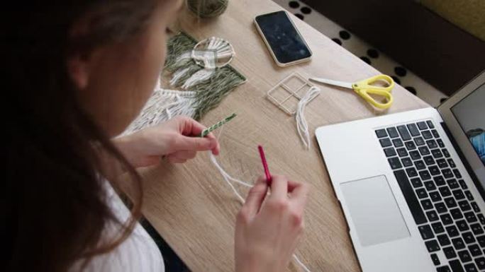女人学习如何从youtube钩针编织