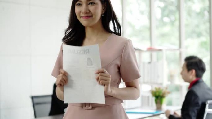 充满信心的年轻亚洲候选人女性对求职面试感到积极
