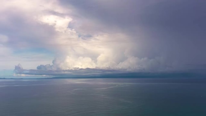 海上的雷云。有大云的海景