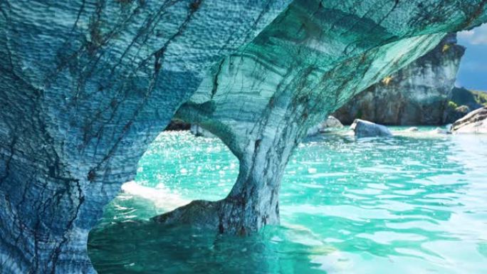 带有动画水的智利蓝色岩层大理石洞穴