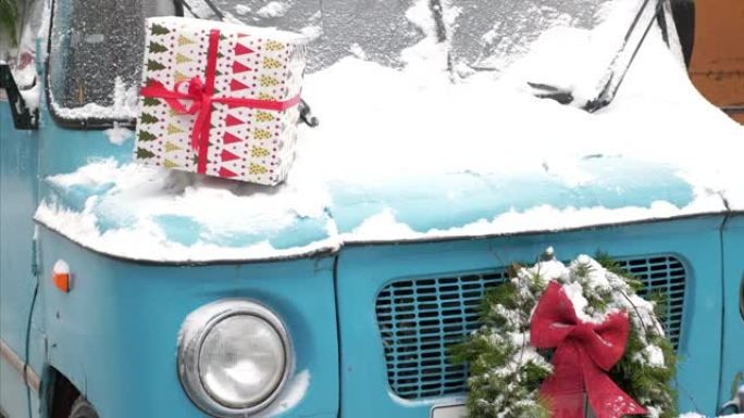 冰雪覆盖的圣诞复古车，配有云杉树枝和礼品盒