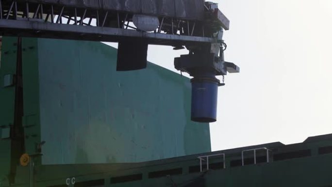 用煤工作运输胶带。一条传送带展开，以便在货船上喂煤。