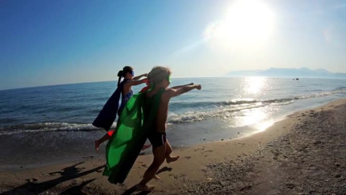 孩子们在海滩上玩耍的超级英雄