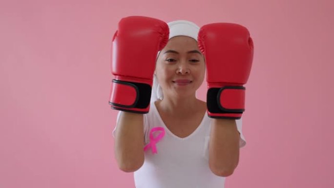 乳腺癌患者戴着拳击手套这是她准备抗击癌症的迹象